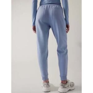 ATHLETA Apres Ski Down Jogger Women’s Light Blue Size 10 Quilted